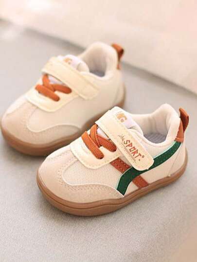 1双白色柔软舒适网面拼接婴幼儿运动鞋，圆头设计，防踢耐磨鞋底，魔术贴搭扣，时尚休闲运动鞋，适合学步宝宝、日常穿着、跑步、秋冬季穿着。