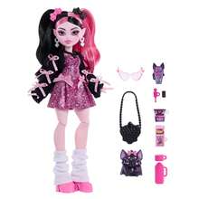Mattel Monster High 娃娃，德古拉萝拉，身穿粉色蝴蝶结连衣裙和黑色开衫，配有宠物蝙蝠“Count Fabulous”，以及7件配件，包括拉面、口红和手提包。 - Draculaura - 查看 3