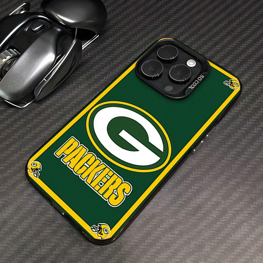 Tablero de cornhole de los Green Bay en verde y dorado. Esta elegante funda es compatible con los modelos 17, 16, 15, 14 Pro Max, 13, 12, 11, XR y XS Plus. Fabricada en silicona TPU, ofrece protección contra golpes y caídas, además de una sensación superior. Es un regalo ideal para familiares, amigos y seres queridos, y la elección perfecta. - Negro - Ver 1