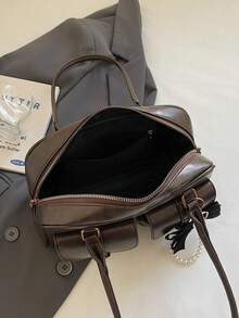 这款女士单肩包采用纯棕色PU材质，饰有字母装饰和黑色蝴蝶结吊坠，外观时尚。它设计高端，配有金属拉链和双提手。 - 咖啡 - 查看 5