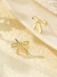 一对精致蝴蝶结耳钉，适合日常佩戴、派对、晚宴和校园活动。