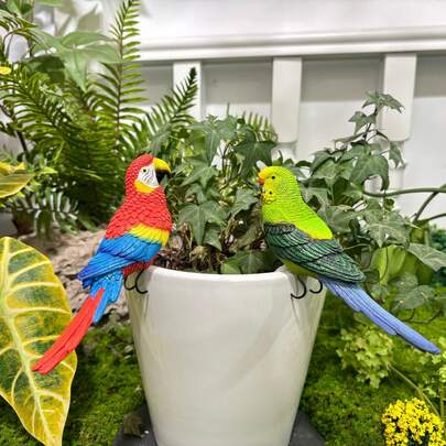 精美的树脂装饰品，以鹦鹉和画眉为主题——采用铁钩设计，无需用电，是装饰庭院、花园、花盆、阳台、盆栽植物和鱼缸的理想之选。也是送给爱鸟人士和节日庆典的完美礼物。