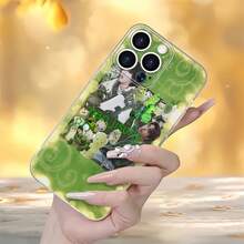 Collage de estética verde con dos personas y varios juguetes. Esta elegante funda es compatible con los modelos  16, 15, 14 Pro Max, 13, 12, 11, XR y XS Plus. Fabricada en silicona TPU, ofrece protección contra golpes y caídas, además de una sensación superior. Es un regalo ideal para familiares, amigos y seres queridos, y una opción perfecta para Navidad. - transparente - Ver 2