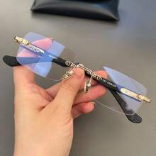 1副黑金花卉雕刻无框透明眼镜，矩形镜框设计，黑金组合镜腿，金属花卉装饰，轻盈奢华复古风男女通用透明镜片眼镜 - 無色 - 查看 2