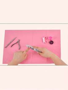 Engångsbordsmattor för nagelkonst, vattentäta dukar med nagelklistermärken, 20 stycken per förpackning. Rosa vikbara nagelmattor i tre lager, lämpliga för nagelsalonger (rosa), nageltillbehör, nagelverktyg, skolstartssäsongen, nagelkonst, nagelverktyg - Rosa - Visa 9