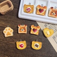 6/12 piezas Colgante de resina con diseño de comida de dibujos animados y lindos, como tostada de oso, tostada con diseño de corazón de mermelada - Adecuado para hacer joyas DIY, aretes, collares, llaveros, decoración y accesorios, mezcla aleatoria: tostada con crema y fresa, tostada con expresión de oso, pudín con corazón, tostada de oso, tostada con pata de gato, tostada con chispas de chocolate y crema - Colgante de tostada de dibujos animados - Ver 3