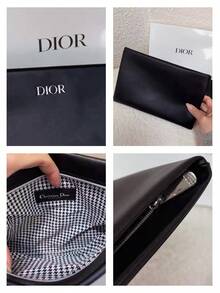 Dior 这款别致的黑色迪奥皮革手拿包饰有品牌标志，尽显奢华美感。无论是出席时尚晚宴还是日常使用，它都是必备单品，完美搭配前卫或优雅的服饰。对于追求高端设计的包袋爱好者来说，这是一款不可错过的精致之作。 - 黑色 - 查看 8