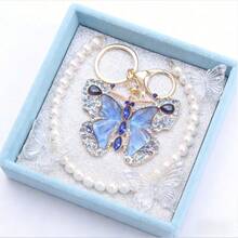 Butterfly Keychain, Gold-Toned Frame With Blue Textured Wings, Dark/Light Blue Sparkling Crystals, Iridescent Small Crystal Accents, Intricate 3D Exquisite Butterfly Design, Ideal Key Accessory, Party Outfits, Gifts For Insect Lovers & Valentines Gift - Màu xanh nhạt - Xem 2