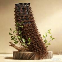 长发烫卷，并挑染了彩色发丝。用发夹固定发束，增加发量并拉长头发。适合女性在各种场合佩戴。