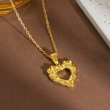 1件时尚钛钢小饰品，法式风格心形吊坠项链，钛钢镀18K金锁骨链，ins风项链，情人节礼物