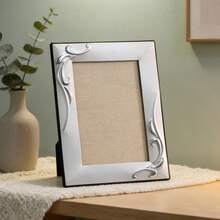 Marco de fotos de metal con relieve elegante de 6/7/8 pulgadas, para exhibir fotos en formato vertical u horizontal, accesorio de decoración del hogar de alta gama - Plateado - Ver 2