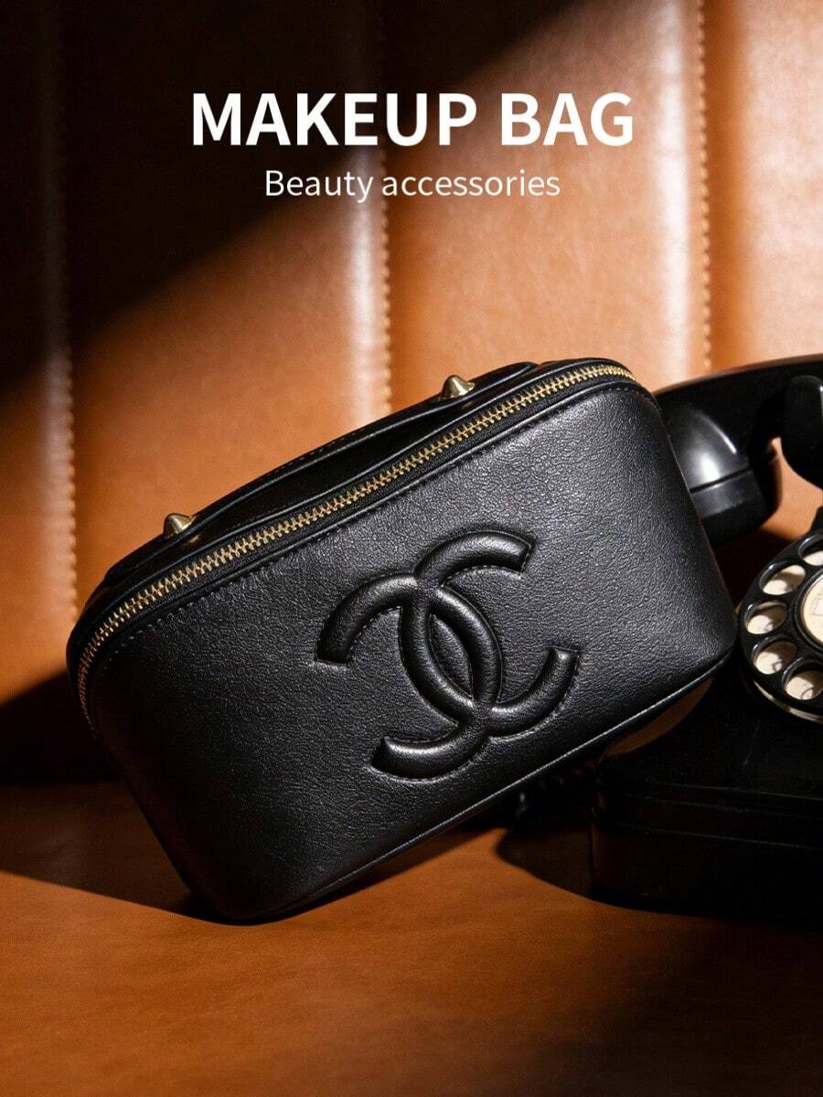 CHANEL 大号Logo防水化妆包，棕色内衬，多隔层设计，容量大，适合旅行、日常使用，也可作为高档礼品。