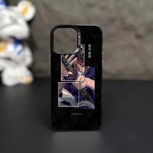 El personaje de  empuña una katana listo para la lucha. Esta elegante funda es compatible con los modelos  17, 16, 15, 14 Pro Max, 13, 12, 11, XR y XS Plus. Fabricada en TPU flexible, resistente a golpes y arañazos, ofrece una excelente protección contra caídas y un agarre cómodo. Es un regalo ideal para familiares, amigos y seres queridos, y una opción perfecta para festivales. - Negro - Ver 2