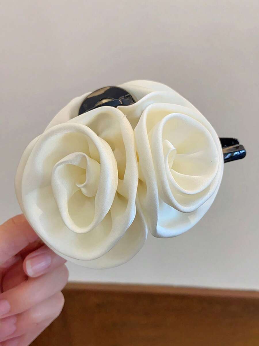 1 chiếc kẹp tóc nữ bằng satin bóng mượt, xếp ly, hình hoa hồng lớn hai mặt, kiểu dáng thanh lịch, ngọt ngào, phù hợp cho tiệc tùng, dạ hội, các dịp ngoài trời. Phụ kiện tóc nữ sang trọng, kẹp tóc thời trang, kẹp tóc mùa hè, đi biển, nghỉ lễ, du lịch, lễ hội, sinh nhật. - Màu be - Xem 1
