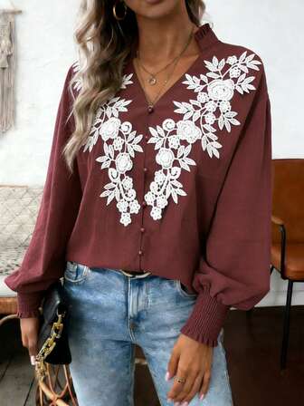春季新款复古优雅女士衬衫：锈红色V领开衫，纽扣设计，泡泡袖，白色刺绣图案，复古时尚，宽松H字版型，适合度假休闲穿着