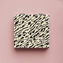 豹纹图案便携化妆镜 - 可折叠，方便携带，可放在办公桌或包包里，可爱卡通造型，学生居家必备。时尚百搭，是青少年、时尚爱好者和学生的理想之选。生日、圣诞节、开学季的完美礼物。