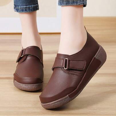 Damloafers i enfärgade platå, låga mjuka vardagsskor med metallspänne och kardborreknäppning, lämpliga för alla årstider