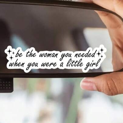 1张7英寸防水户外PVC可移除贴纸，“成为你需要的女人”励志名言贴纸，女性力量乙烯基贴纸，适用于笔记本电脑、镜子、汽车，激励美学字体贴纸，适合女性、青少年、女孩办公室装饰
