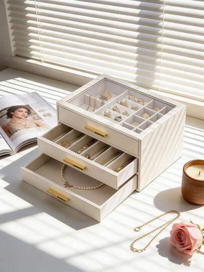 1 st. 3-lagers smyckesdisplay i PU-läder med glaslock, presentvärdig, design med 3 lådor, stor förvaringskapacitet för halsband, örhängen, armband, ringar, vit färg, modern smyckesorganisatör med 3 lådor (med glaslock) - 4-fack lagerdesign, snäpplådor, molnvit och guldfärgad plastram, skrivbordstillbehörsdisplay, lämplig för smyckessamling och förvaring