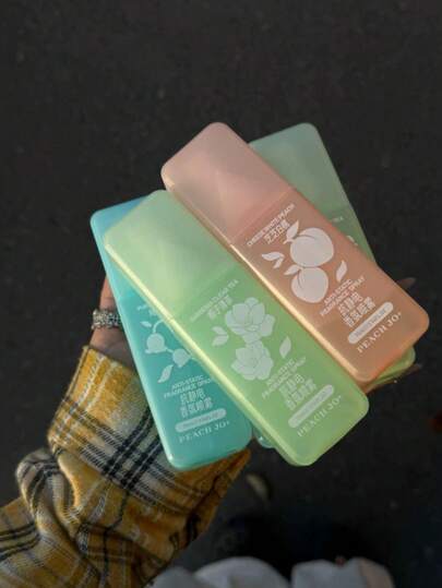 75毫升织物香氛喷雾，除臭喷雾（防静电），限量版室内外香氛喷雾，多层次花香，持久留香，带来愉悦体验。适用于约会、派对、聚会、旅行、度假、居家、酒店、办公室等多种场合。馈赠亲友的理想之选。