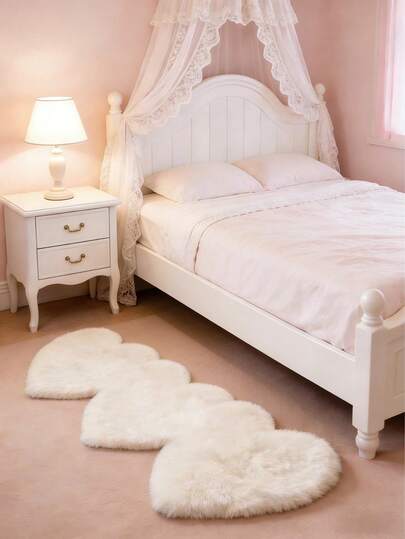 1pc White Triple Heart Decor Carpet, Plush Bedroom Decor For Valentine's Day, Small Rug, Carpet, Love Home Decor, Living Room Carpet, Small Living Room Rug, Bedroom Carpet, Living Room Home Decor, Outdoor Rug, Washable Carpet