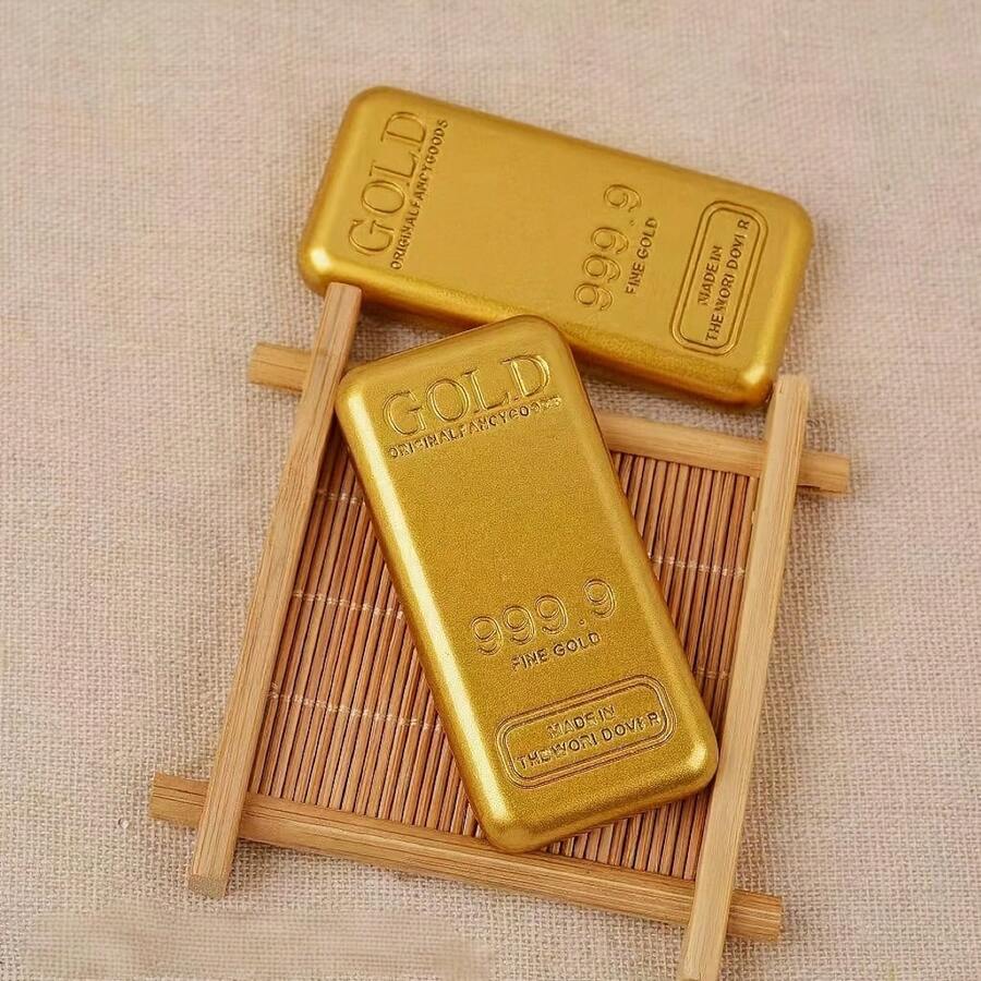 一件逼真的锌合金金条复制品，采用纯锌合金底座，饰以优雅的金色涂层，光泽亮丽，精致考究，重现了金条的奢华质感，展现高端美感，适合作为客厅、书房、办公桌的装饰品。