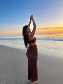 MORI 2026 Spring/Summer New Bohemian Style Women's 2-Piece Set, Includes Strapless Cropped Knit Top In Burgundy And Pencil Skirt Or Maxi Skirt, Featuring Heavy Metal Flower Buttons, American Bombshell Style, Gentle And Elegant, Suitable For Dates, Beach Vacations, Seaside Walks - Burgundy - View 4