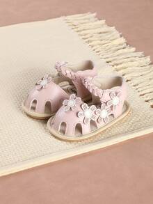一双女婴鞋，采用魔术贴搭扣设计，可爱的碎花平底凉鞋，适合夏季穿着。 - 粉色 - 查看 3