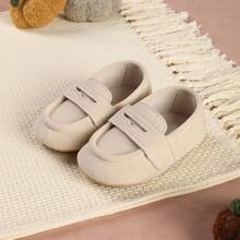 A Pair Of Cute And Versatile Infant Girl Shoes With Round Toe Flat Shoes Suitable For Spring And Autumn