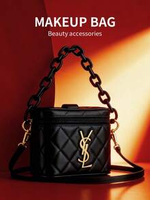 Yves Saint Laurent 这款黑色方形单肩包专为女性设计，饰有黑色品牌标志，适合日常休闲使用。它是圣诞节期间送给女性的理想礼物。