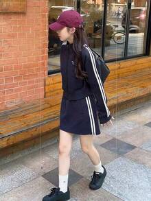 SAOYANGYU Bộ đồ thể thao nữ thường ngày, áo khoác có khóa kéo và chân váy ngắn với sọc tương phản bên hông, thích hợp cho mùa xuân. - Xanh đậm - Xem 4