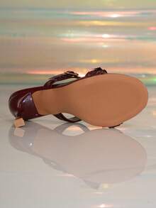 女士时尚舒适凉鞋，圆头，皮革搭扣，细跟，夏季正装鞋 - 酒紅色 - 查看 6