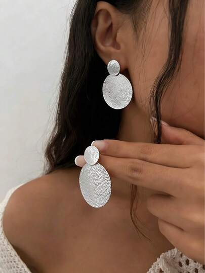一对时尚几何超大号耳环，适合女性日常和度假佩戴，是馈赠佳品。