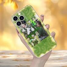 Collage de estética verde con dos personas y varios juguetes. Esta elegante funda es compatible con los modelos  16, 15, 14 Pro Max, 13, 12, 11, XR y XS Plus. Fabricada en silicona TPU, ofrece protección contra golpes y caídas, además de una sensación superior. Es un regalo ideal para familiares, amigos y seres queridos, y una opción perfecta para Navidad. - transparente - Ver 6