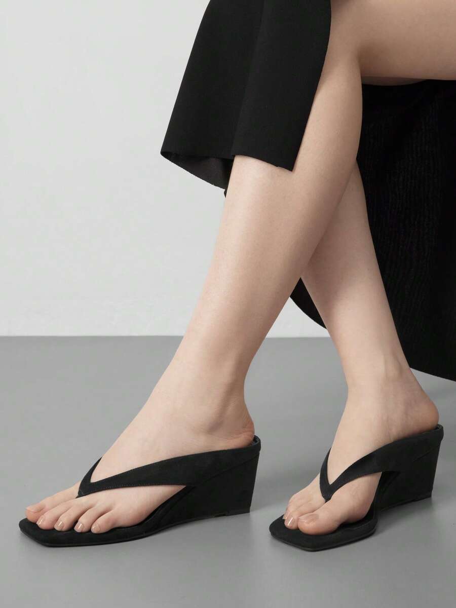 Athlefit Women's Low Wedge Sandals  Dressy Square Open Toe Summer Beach Flip Flops Thong Heeled Sandals Providing A Comfortable Wearing Experience So You Can Walk Or Stand For Long Periods Without Feeling Tired - 黑色絨面革 - 查看 1