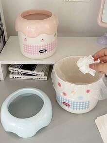 1 thùng rác mini có nắp đậy, thùng rác để bàn bằng nhựa thiết kế nắp lật giúp ngăn mùi hôi, thích hợp để đựng vỏ trái cây và giấy vụn, giúp giữ cho bàn làm việc, phòng tắm, văn phòng tại nhà, bàn cà phê, phòng làm việc, phòng khách, phòng học gọn gàng và ngăn nắp. - Nhiều màu - Xem 4