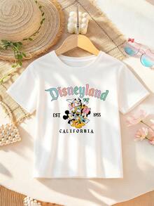 Disney T-Shirt Featuring The Iconic Castle Logo, Mickey Mouse, And His Friends With Lettering Elements On Both Sides. This Soft, Breathable Short-Sleeve Crew Neck Tee Is Perfect For Spring And Summer Wear, Ideal For Everyday Outfits, Vacations, Outdoor Adventures, School Life, And Shopping Trips. It Makes An Excellent Gift For Boys And Girls Alike. Every Child Deserves One. - 白色 - 查看 2