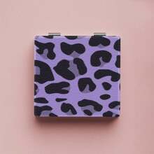 豹纹图案便携化妆镜 - 可折叠，方便携带，可放在办公桌或包包里，可爱卡通造型，学生居家必备。时尚百搭，是青少年、时尚爱好者和学生的理想之选。生日、圣诞节、开学季的完美礼物。