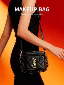 Yves Saint Laurent 这款黑色方形单肩包专为女性设计，饰有黑色品牌标志，适合日常休闲使用。它是圣诞节期间送给女性的理想礼物。