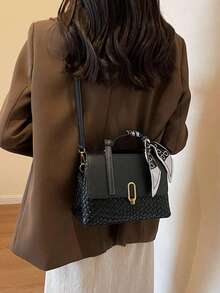 这款简约时尚的方形手提包配有可拆卸丝巾。它是一款多功能且实用的单肩/斜挎包，适合女性、大学生、通勤族、约会、外出和日常通勤。 - 黑色 - 查看 5