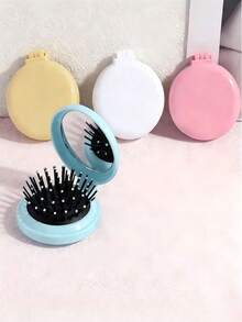 一套6.5厘米可折叠旅行镜梳套装，包含一个口袋大小的圆形梳子和一个迷你便携按摩刷，适合旅行、返校、户外、运动、办公、宿舍等场合，也可作为生日/节日礼物。 - 彩色 - 查看 1