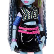 Mattel Mattel Monster High娃娃，弗兰基·斯坦，身穿露脐毛衣和黑色仿皮迷你裙，配有宠物狗沃兹特和7件配件，如耳机、腰包和零食。 - 法蘭基 - 查看 4