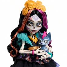 Mattel Monster High 娃娃 Skelita Calaveras，身穿色彩缤纷的剪纸图案连衣裙，配有宠物和 7 件配件，如时尚的贝壳形眼镜、零食和手提包。 - Skelita - 查看 6