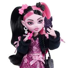 Mattel Monster High 娃娃，德古拉萝拉，身穿粉色蝴蝶结连衣裙和黑色开衫，配有宠物蝙蝠“Count Fabulous”，以及7件配件，包括拉面、口红和手提包。 - Draculaura - 查看 2
