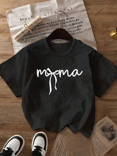 Bow Decor "Mom" Handwritten Style Print Round Neck Short Sleeve T-Shirt, Gentle Minimalist Mother's Day Limited Edition Design Top, Comfortable Casual Round Neck Short Sleeve Shirt For Spring/Summer, Soft Skin-Friendly Fabric, Suitable For Daily Wear, Plus Size Fashion Short Sleeve, Plus Size Women's T-Shirt, Casual Daily Women's T-Shirt, Plus Size Summer Clothing, Plus Size Women's Apparel, Very Suitable For Spring/Summer Outings