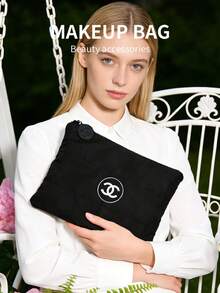 CHANEL 1个奢华品牌Logo防水羽绒化妆包，黑白两色可选，多个内袋和拉链封口，适合女性日常使用和旅行。 - 黑色 - 查看 4