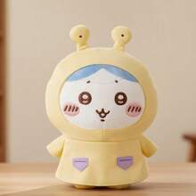Miniso 千川系列夏季可爱雨衣摆件。小兔、小千和小八身着清新亮丽的雨衣，表情活泼生动。采用优质PU皮革材质，触感柔软，表面光滑。雨衣上的小口袋等细节设计更添趣味。可作为室内装饰品，摆放在书桌或展示架上，营造活泼氛围；也可作为玩偶陪伴，为生活增添温暖。（1个） - 黃色 - 查看 5