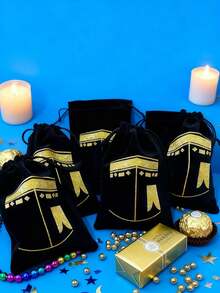 1个黑色礼品袋，饰有金色灯笼图案 - 适用于朝圣、灯笼、星星和伊斯兰节日。设计有拉环、灯笼形状、精美图案和耐用绳索。 - 黑色 - 查看 1