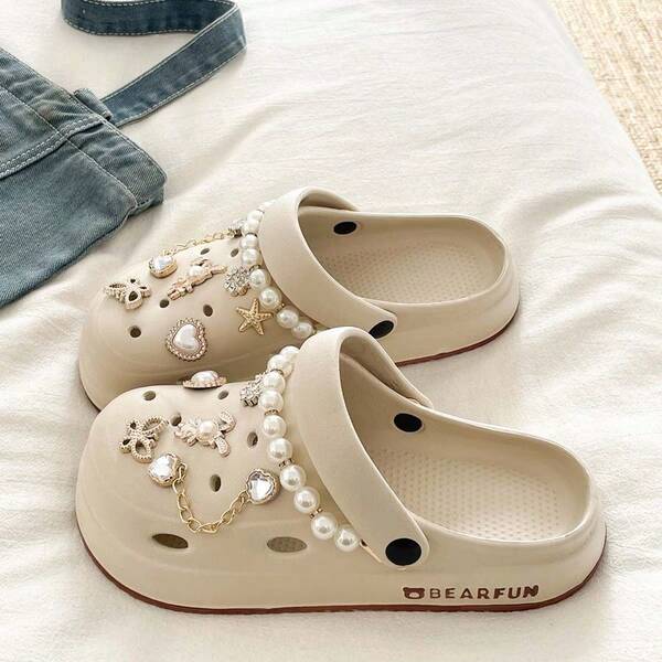 Nouvelles chaussures polyvalentes à enfiler ajourées pour femmes, décor de perle et de papillon d'intérieur, sandales légères et confortables pour le trajet et la plage extérieure