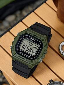 这款卡西欧复古军绿色电子表时尚独特，配备夜光功能，是户外运动的理想之选，完美搭配街头风和探险装束，是腕表爱好者的必备实用单品，尤其适合追求粗犷复古美学的人士。型号：W-218H-3A - 綠色和黑色 - 查看 3